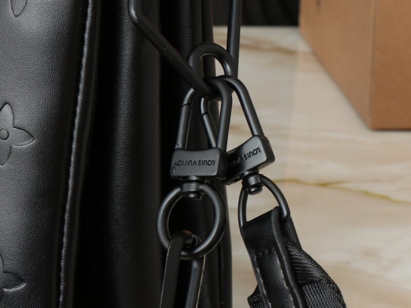 【AT2667】LV Louis Vuitton モノグラムエンボスフロッフィーラムスキンで作られたクッション形状のボディバッグは、シンプルなデザインに前衛的なスタイルを注入しています。肩にかけることも、チェーンストラップを使ってクラッチとしても、また脇に持っていくこともできます。