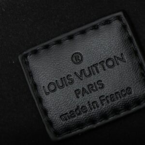 【AT2667】LV Louis Vuitton モノグラムエンボスフロッフィーラムスキンで作られたクッション形状のボディバッグは、シンプルなデザインに前衛的なスタイルを注入しています。肩にかけることも、チェーンストラップを使ってクラッチとしても、また脇に持っていくこともできます。