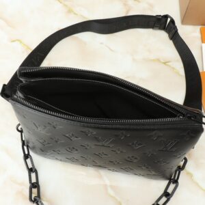 【AT2667】LV Louis Vuitton モノグラムエンボスフロッフィーラムスキンで作られたクッション形状のボディバッグは、シンプルなデザインに前衛的なスタイルを注入しています。肩にかけることも、チェーンストラップを使ってクラッチとしても、また脇に持っていくこともできます。