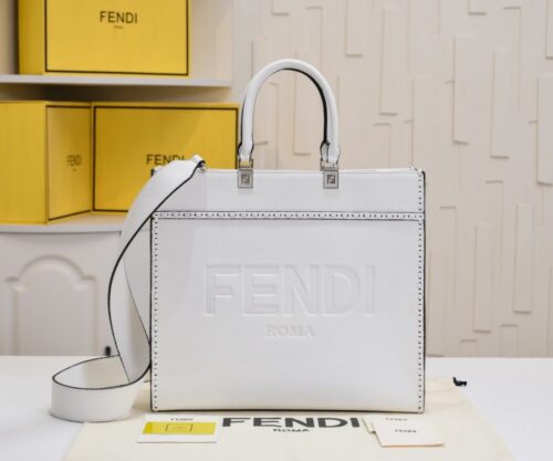 【AT2671】Fendi TOTE トートバッグ "サンシャインハンドバッグ" シンプルなロゴデザイン、琥珀色のハンドルがこのバッグの最大のポイントです。