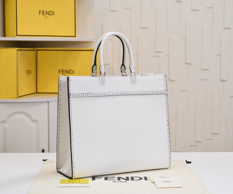 【AT2671】Fendi TOTE トートバッグ "サンシャインハンドバッグ" シンプルなロゴデザイン、琥珀色のハンドルがこのバッグの最大のポイントです。
