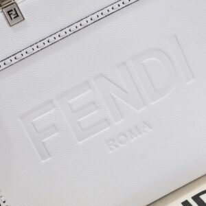 【AT2671】Fendi TOTE トートバッグ "サンシャインハンドバッグ" シンプルなロゴデザイン、琥珀色のハンドルがこのバッグの最大のポイントです。