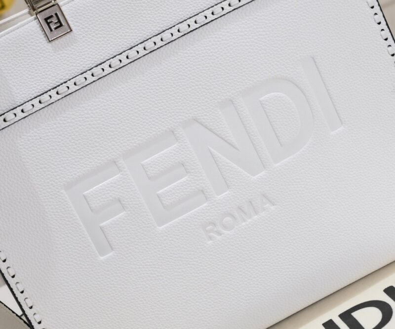 【AT2671】Fendi TOTE トートバッグ "サンシャインハンドバッグ" シンプルなロゴデザイン、琥珀色のハンドルがこのバッグの最大のポイントです。