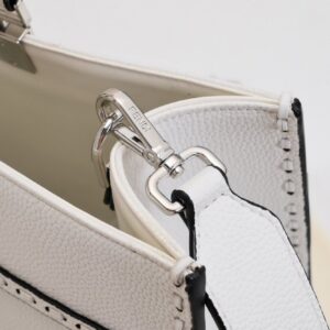 【AT2671】Fendi TOTE トートバッグ "サンシャインハンドバッグ" シンプルなロゴデザイン、琥珀色のハンドルがこのバッグの最大のポイントです。