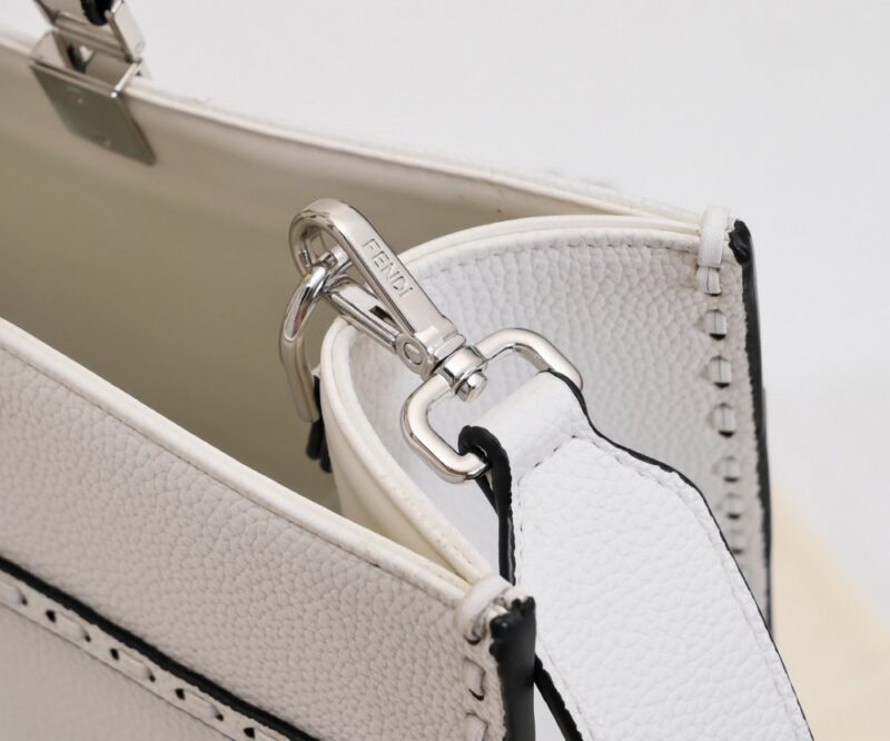 【AT2671】Fendi TOTE トートバッグ "サンシャインハンドバッグ" シンプルなロゴデザイン、琥珀色のハンドルがこのバッグの最大のポイントです。