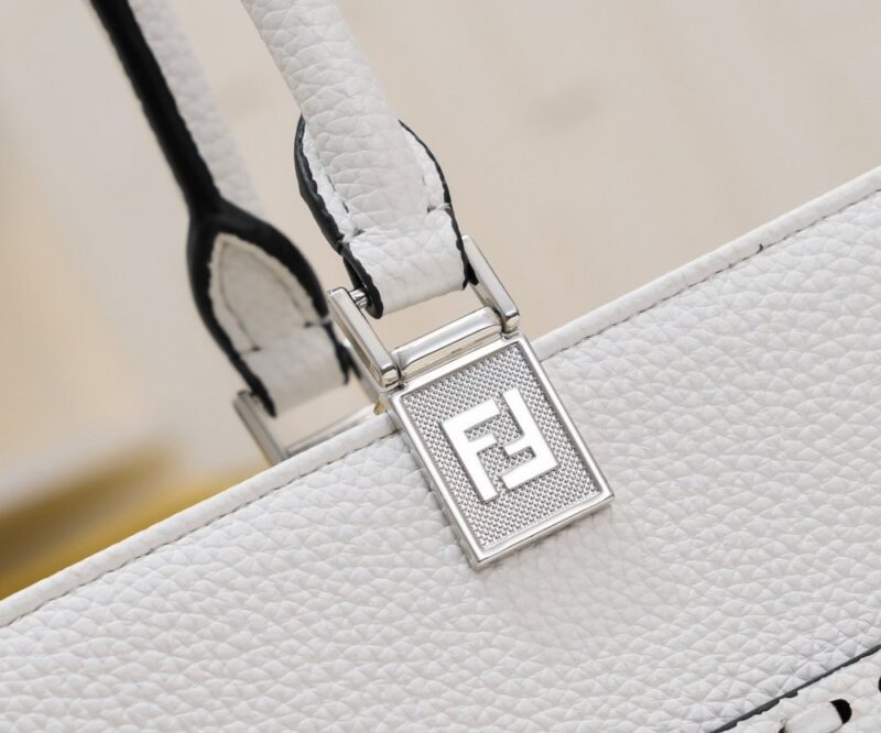 【AT2671】Fendi TOTE トートバッグ "サンシャインハンドバッグ" シンプルなロゴデザイン、琥珀色のハンドルがこのバッグの最大のポイントです。