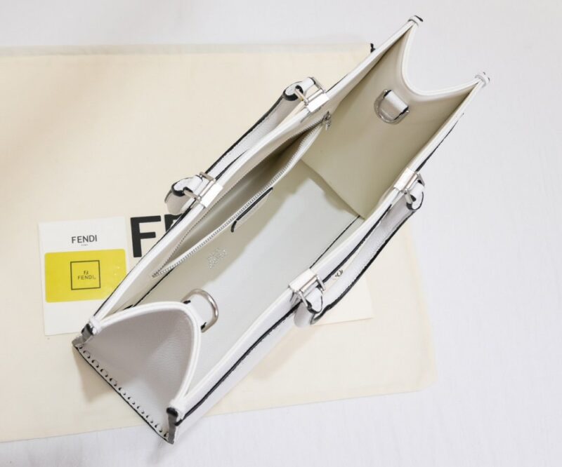 【AT2671】Fendi TOTE トートバッグ "サンシャインハンドバッグ" シンプルなロゴデザイン、琥珀色のハンドルがこのバッグの最大のポイントです。