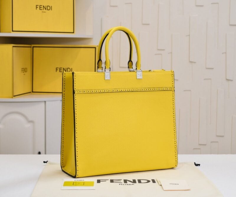 【AT2672】Fendiトートバッグ"サンシャインハンドバッグ"、シンプルな文字のロゴデザイン、琥珀色のダブルハンドルが全体のバッグの中心です。
