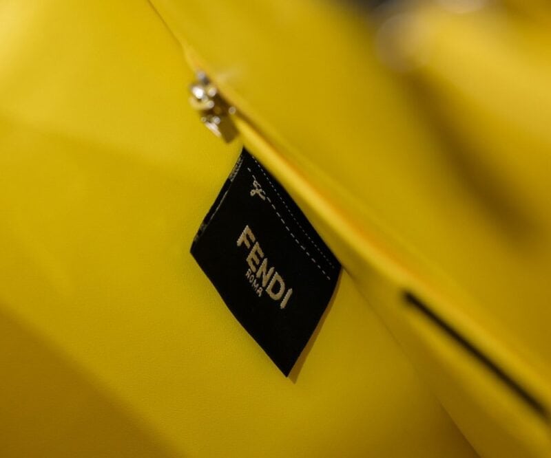 【AT2672】Fendiトートバッグ"サンシャインハンドバッグ"、シンプルな文字のロゴデザイン、琥珀色のダブルハンドルが全体のバッグの中心です。