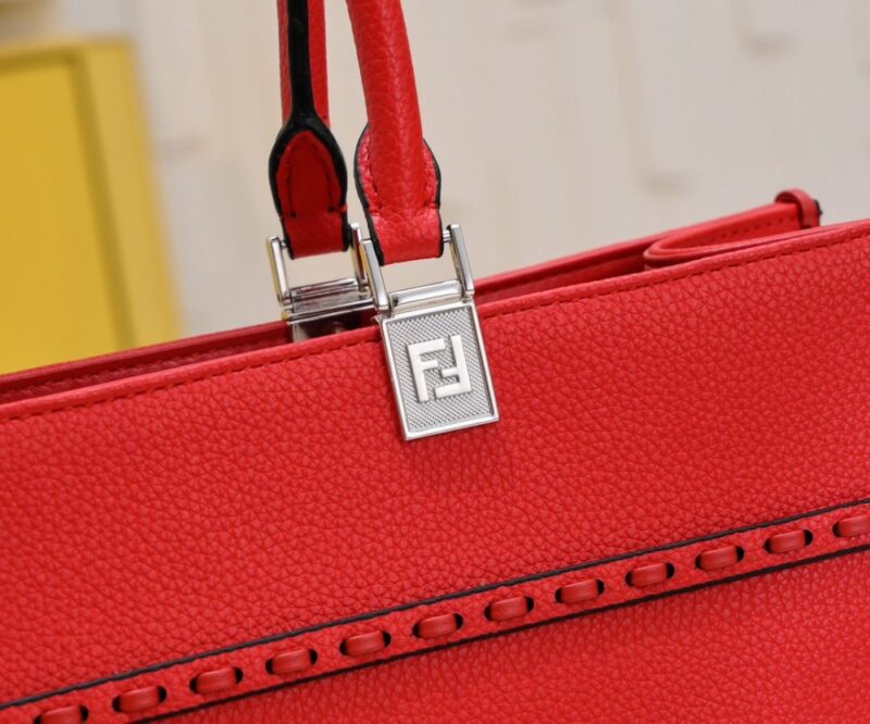 【AT2673】Fendiのトートバッグ「サンシャインキャリーオール」は、シンプルなロゴデザインで、琥珀色のダブルハンドルがパッケージ全体の最大の焦点です。