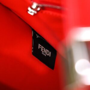 【AT2673】Fendiのトートバッグ「サンシャインキャリーオール」は、シンプルなロゴデザインで、琥珀色のダブルハンドルがパッケージ全体の最大の焦点です。