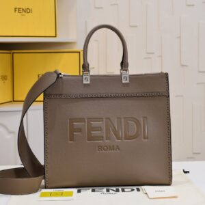 【AT2674】Fendiのトートバッグ「サンシャインハンドバッグ」は、シンプルな文字のロゴデザインで、琥珀色のダブルハンドルが全体のバッグの中心です。