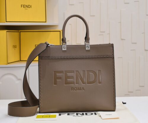 【AT2674】Fendiのトートバッグ「サンシャインハンドバッグ」は、シンプルな文字のロゴデザインで、琥珀色のダブルハンドルが全体のバッグの中心です。