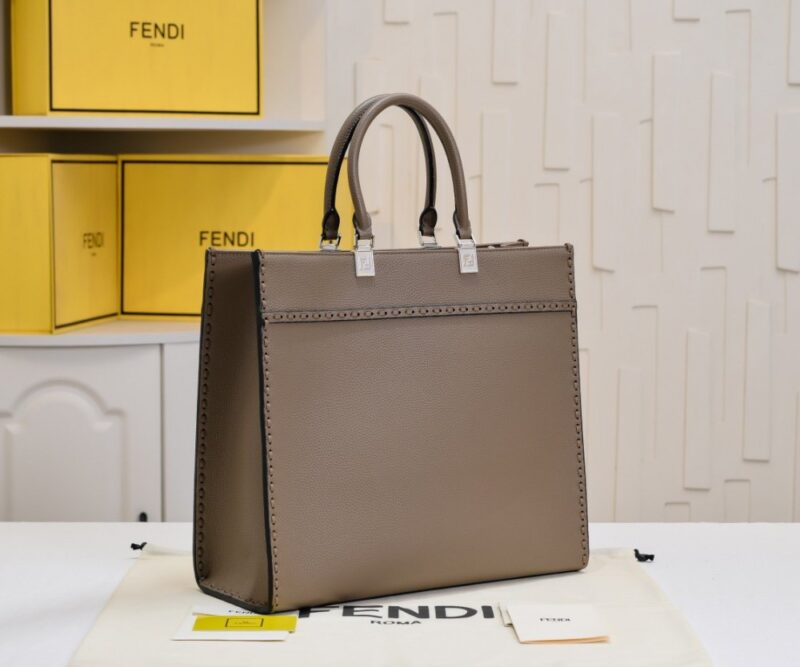 【AT2674】Fendiのトートバッグ「サンシャインハンドバッグ」は、シンプルな文字のロゴデザインで、琥珀色のダブルハンドルが全体のバッグの中心です。