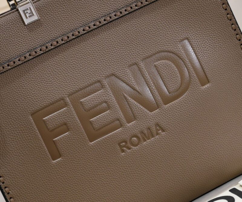 【AT2674】Fendiのトートバッグ「サンシャインハンドバッグ」は、シンプルな文字のロゴデザインで、琥珀色のダブルハンドルが全体のバッグの中心です。