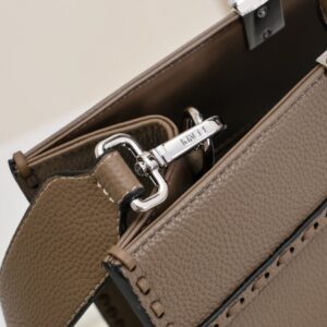 【AT2674】Fendiのトートバッグ「サンシャインハンドバッグ」は、シンプルな文字のロゴデザインで、琥珀色のダブルハンドルが全体のバッグの中心です。