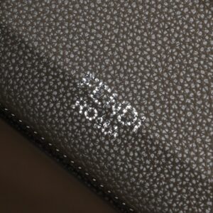 【AT2674】Fendiのトートバッグ「サンシャインハンドバッグ」は、シンプルな文字のロゴデザインで、琥珀色のダブルハンドルが全体のバッグの中心です。