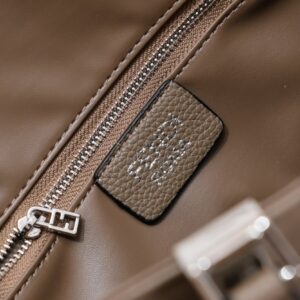 【AT2674】Fendiのトートバッグ「サンシャインハンドバッグ」は、シンプルな文字のロゴデザインで、琥珀色のダブルハンドルが全体のバッグの中心です。