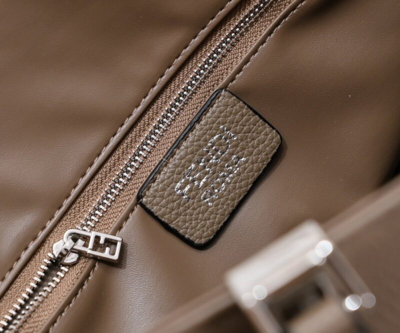 【AT2674】Fendiのトートバッグ「サンシャインハンドバッグ」は、シンプルな文字のロゴデザインで、琥珀色のダブルハンドルが全体のバッグの中心です。