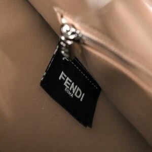 【AT2674】Fendiのトートバッグ「サンシャインハンドバッグ」は、シンプルな文字のロゴデザインで、琥珀色のダブルハンドルが全体のバッグの中心です。