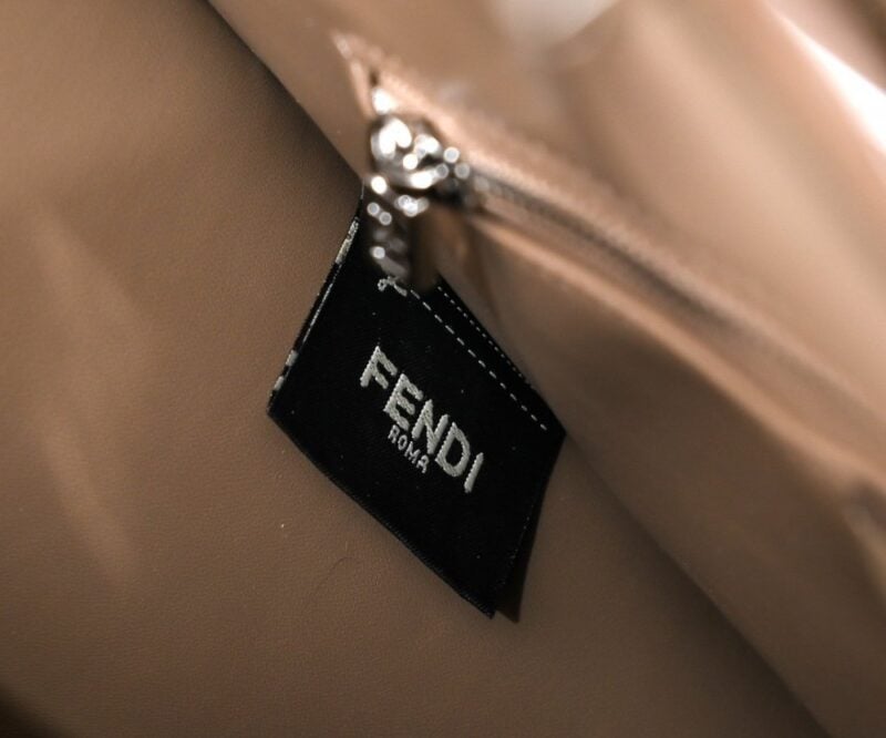 【AT2674】Fendiのトートバッグ「サンシャインハンドバッグ」は、シンプルな文字のロゴデザインで、琥珀色のダブルハンドルが全体のバッグの中心です。