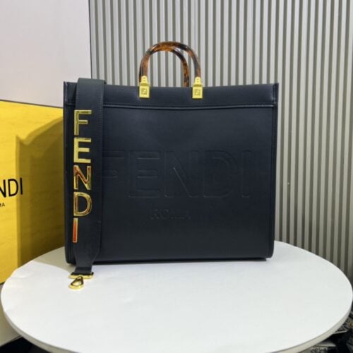 【AT2676】Fendiのトートバッグ「SUNSHINE CARRYALL」は、シンプルなロゴのデザインで、琥珀色のダブルハンドルが全体のポイントです。