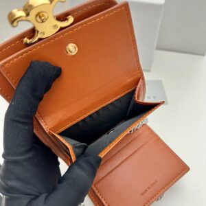 【AT2681】Celineシーズンミューズは、非常に美しく、専用のカウンターで同期されており、最高級の牛革を使用しており、精巧でファッショナブルです！片肩に掛けることもでき、財布としても使用でき、コンパクトなデザインが必須です！