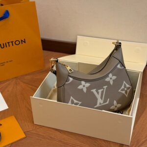 【AT2796】LV のbagatelle牛革アクセサリーバッグは肩にスタイリッシュに背負うことも可能！斜めがけバッグも素敵！見れば見るほど魅力的なバッグです！