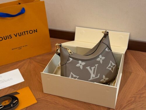 【AT2796】LV のbagatelle牛革アクセサリーバッグは肩にスタイリッシュに背負うことも可能！斜めがけバッグも素敵！見れば見るほど魅力的なバッグです！