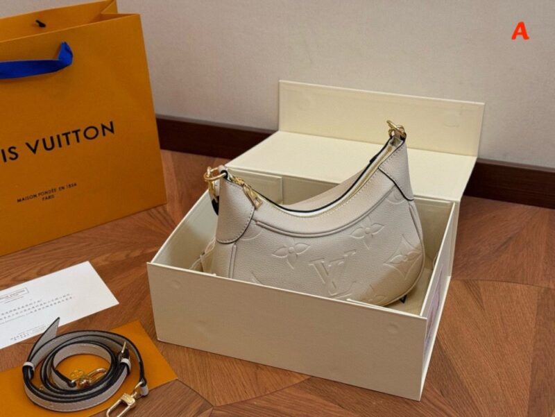 【AT2796】LV のbagatelle牛革アクセサリーバッグは肩にスタイリッシュに背負うことも可能！斜めがけバッグも素敵！見れば見るほど魅力的なバッグです！