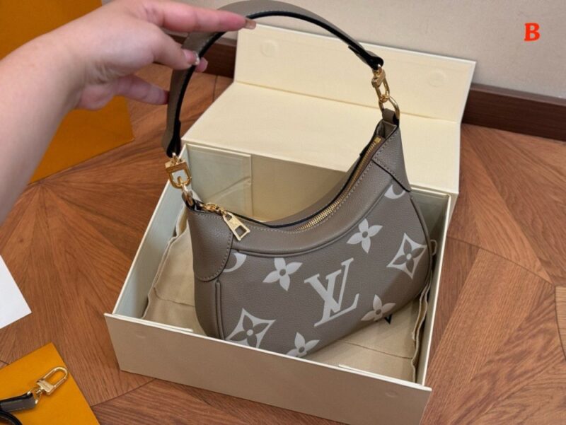 【AT2796】LV のbagatelle牛革アクセサリーバッグは肩にスタイリッシュに背負うことも可能！斜めがけバッグも素敵！見れば見るほど魅力的なバッグです！
