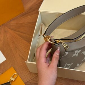 【AT2796】LV のbagatelle牛革アクセサリーバッグは肩にスタイリッシュに背負うことも可能！斜めがけバッグも素敵！見れば見るほど魅力的なバッグです！