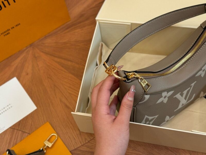 【AT2796】LV のbagatelle牛革アクセサリーバッグは肩にスタイリッシュに背負うことも可能！斜めがけバッグも素敵！見れば見るほど魅力的なバッグです！