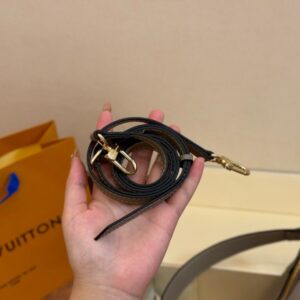 【AT2796】LV のbagatelle牛革アクセサリーバッグは肩にスタイリッシュに背負うことも可能！斜めがけバッグも素敵！見れば見るほど魅力的なバッグです！
