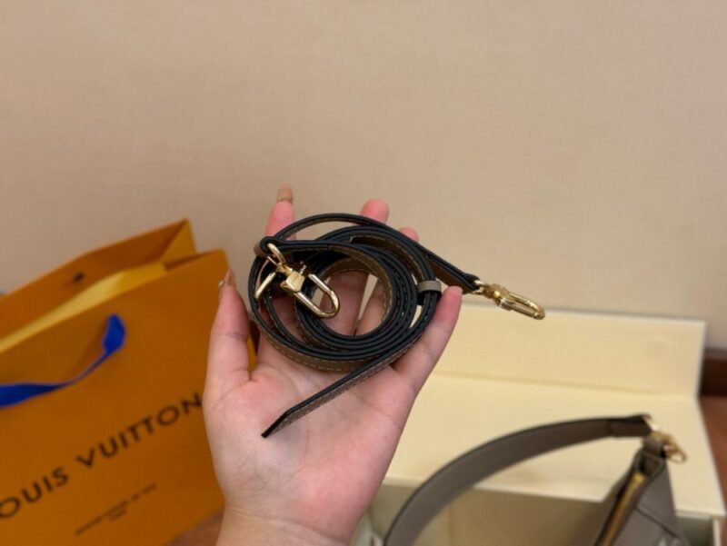 【AT2796】LV のbagatelle牛革アクセサリーバッグは肩にスタイリッシュに背負うことも可能！斜めがけバッグも素敵！見れば見るほど魅力的なバッグです！