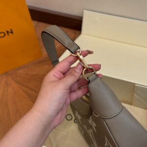 【AT2796】LV のbagatelle牛革アクセサリーバッグは肩にスタイリッシュに背負うことも可能！斜めがけバッグも素敵！見れば見るほど魅力的なバッグです！