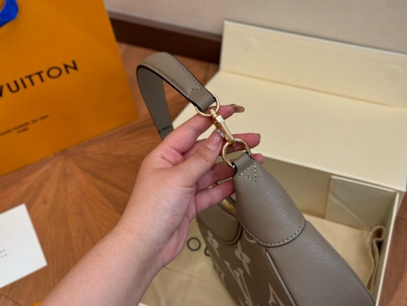 【AT2796】LV のbagatelle牛革アクセサリーバッグは肩にスタイリッシュに背負うことも可能！斜めがけバッグも素敵！見れば見るほど魅力的なバッグです！