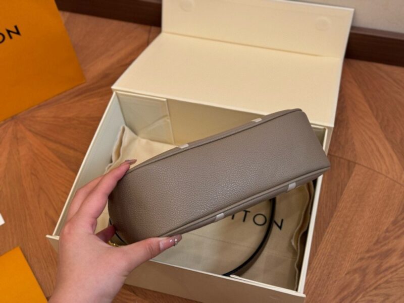 【AT2796】LV のbagatelle牛革アクセサリーバッグは肩にスタイリッシュに背負うことも可能！斜めがけバッグも素敵！見れば見るほど魅力的なバッグです！
