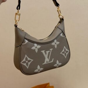【AT2796】LV のbagatelle牛革アクセサリーバッグは肩にスタイリッシュに背負うことも可能！斜めがけバッグも素敵！見れば見るほど魅力的なバッグです！