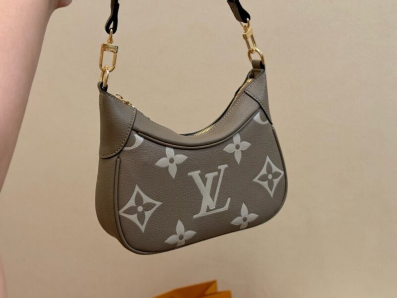 【AT2796】LV のbagatelle牛革アクセサリーバッグは肩にスタイリッシュに背負うことも可能！斜めがけバッグも素敵！見れば見るほど魅力的なバッグです！