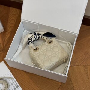 【AT2797】Dior ディオールのミニバッグ、レディー・ディは本当に可愛いですね！
