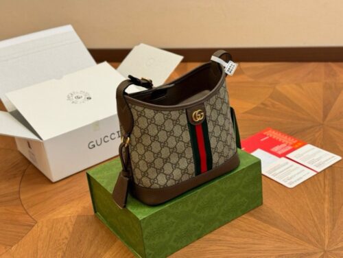 【AT2801】Gucciのバケツバッグ。ホーボースタイルで洗練され、実用的で大容量です。調節可能なショルダーストラップが付いています。