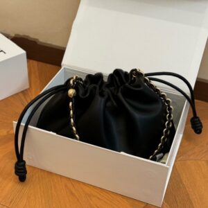【AT2808】Loewe LOEWE/ロエベ 小牛革のポシェットショルダーバッグ斜め掛け 女性用のロエベの比較的控えめなデザイン。バケット型のバッグ。