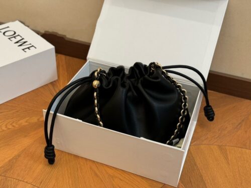 【AT2808】Loewe LOEWE/ロエベ 小牛革のポシェットショルダーバッグ斜め掛け 女性用のロエベの比較的控えめなデザイン。バケット型のバッグ。