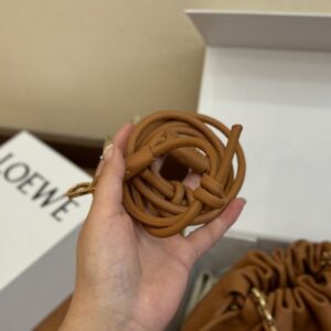 【AT2808】Loewe LOEWE/ロエベ 小牛革のポシェットショルダーバッグ斜め掛け 女性用のロエベの比較的控えめなデザイン。バケット型のバッグ。