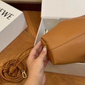 【AT2808】Loewe LOEWE/ロエベ 小牛革のポシェットショルダーバッグ斜め掛け 女性用のロエベの比較的控えめなデザイン。バケット型のバッグ。