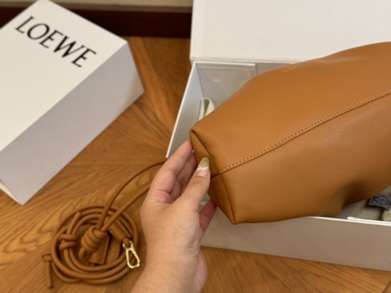 【AT2808】Loewe LOEWE/ロエベ 小牛革のポシェットショルダーバッグ斜め掛け 女性用のロエベの比較的控えめなデザイン。バケット型のバッグ。