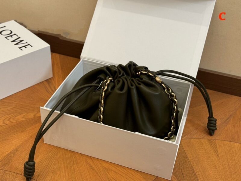 【AT2808】Loewe LOEWE/ロエベ 小牛革のポシェットショルダーバッグ斜め掛け 女性用のロエベの比較的控えめなデザイン。バケット型のバッグ。