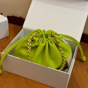 【AT2808】Loewe LOEWE/ロエベ 小牛革のポシェットショルダーバッグ斜め掛け 女性用のロエベの比較的控えめなデザイン。バケット型のバッグ。