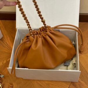 【AT2808】Loewe LOEWE/ロエベ 小牛革のポシェットショルダーバッグ斜め掛け 女性用のロエベの比較的控えめなデザイン。バケット型のバッグ。